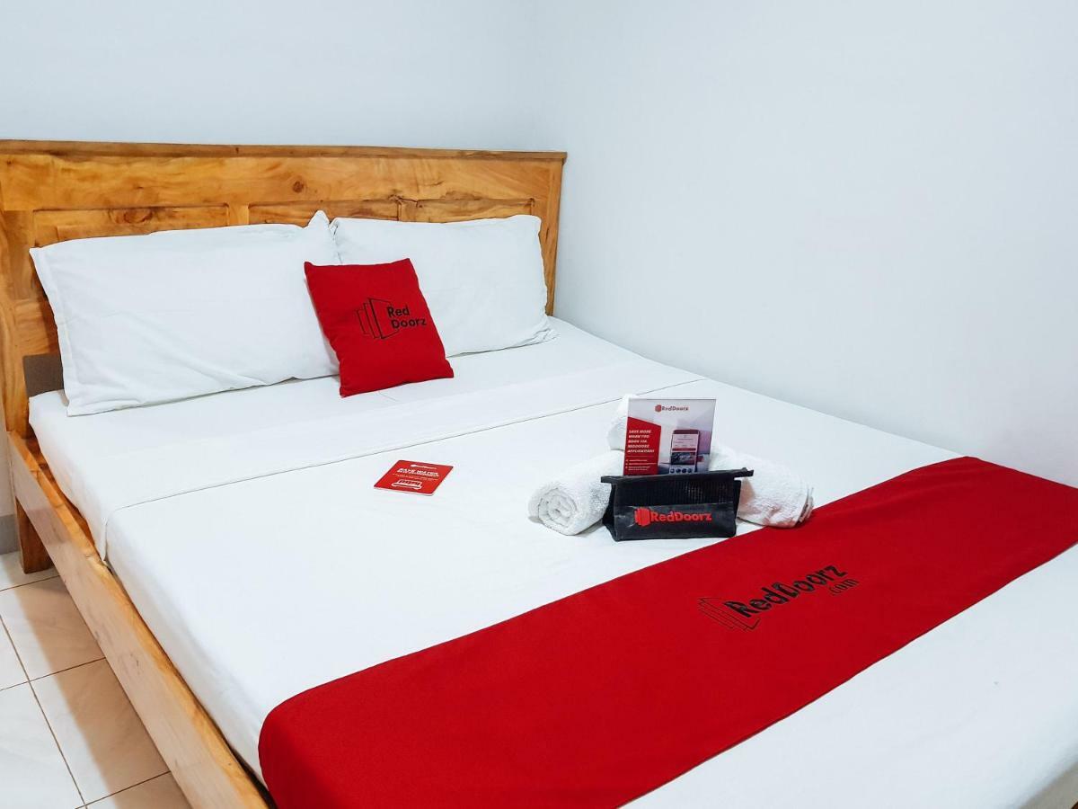 Reddoorz Near Ramiro Community Hospital Hotel Totolan Kültér fotó